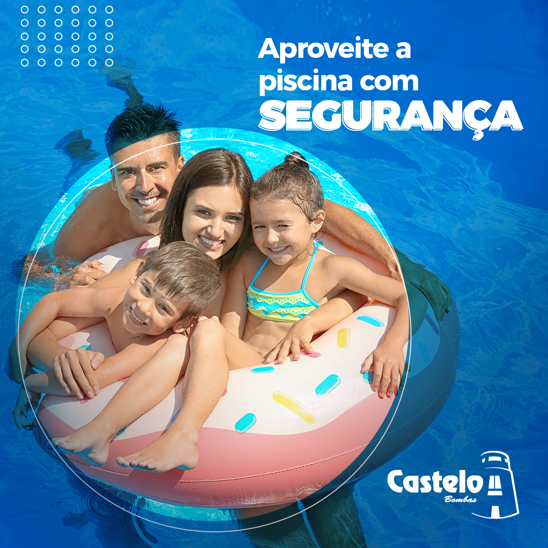 Família na piscina