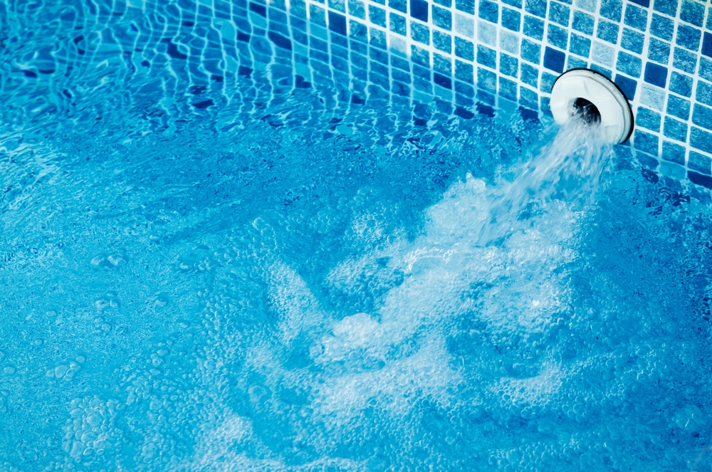 Se você é um daqueles que ama aproveitar os dias ensolarados na piscina, sabe que manter a água limpa e cristalina é essencial para uma experiência agradável. No entanto, a filtragem da piscina pode representar uma parcela significativa dos custos de manutenção.