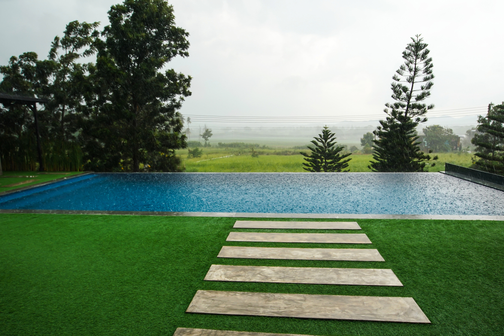 As piscinas são o epicentro do entretenimento e relaxamento em muitas casas durante os meses mais quentes do ano. No entanto, períodos chuvosos podem trazer desafios adicionais para manter a sua piscina limpa, segura e em condições ideais para uso.