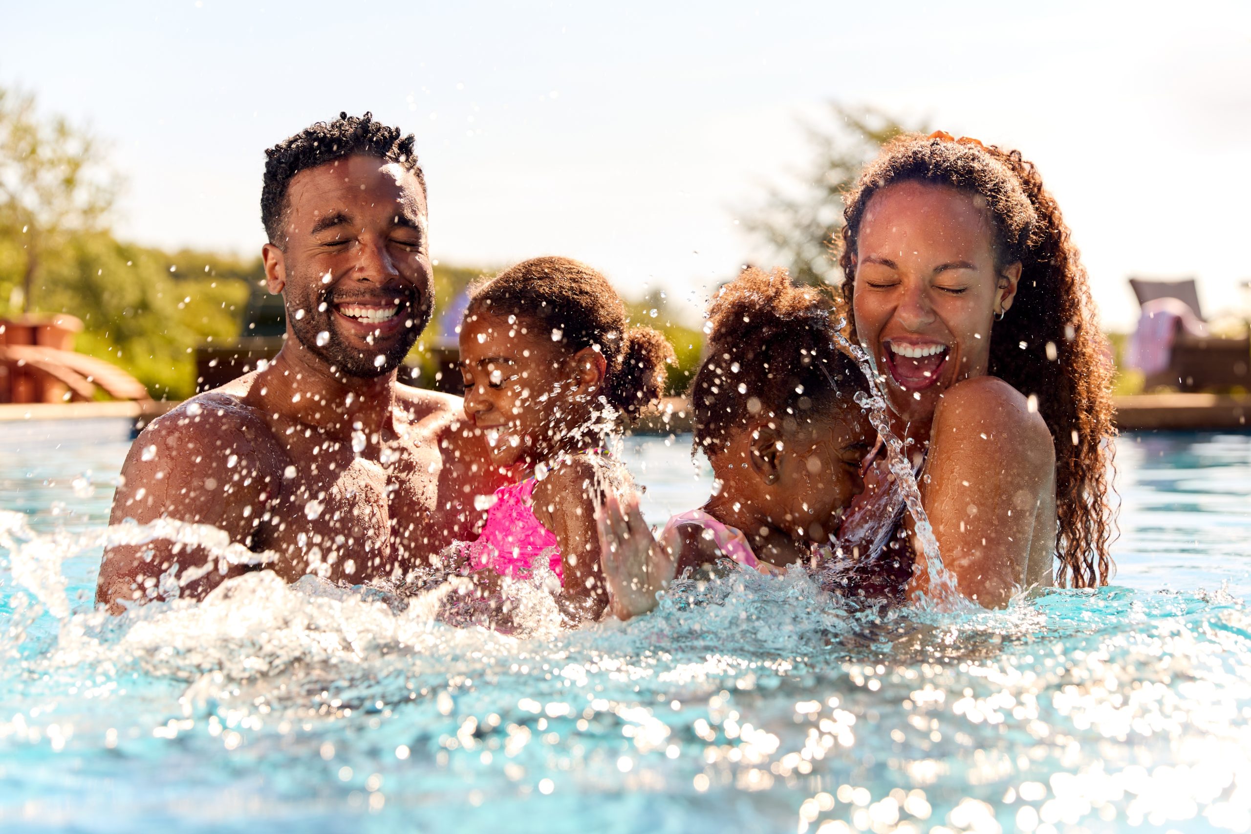Em resposta a essa preocupação, muitos proprietários de piscinas estão buscando alternativas, como as piscinas sem cloro.